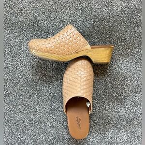 Universal Thread Women’s Magnolia Clog Heel Light Brown Basket Weave Size 6.5